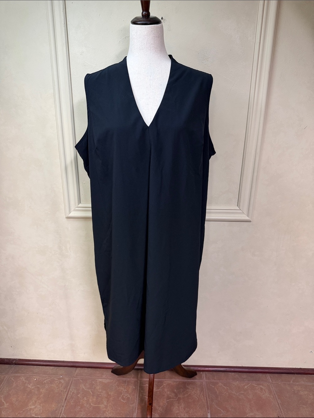 Vivi Active Sleeveless V-Neck Shift Dress
